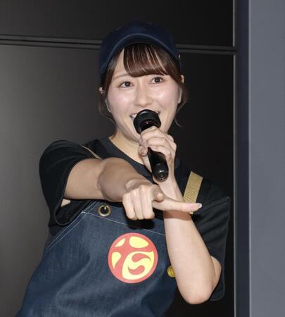 会見でポーズを決めるももいろクローバーＺの佐々木彩夏（撮影・西岡正）