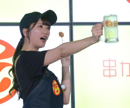 たらこ串を持ち、ジョッキで乾杯するももいろクローバーＺの佐々木彩夏（撮影・西岡正）