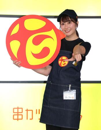 ロゴマークを手にポーズを決めるももいろクローバーＺ・佐々木彩夏（撮影・西岡正）