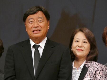 橋幸夫さんの一周忌特別公演に出演した夢グループの石田重廣社長、橋真由美さん（右）