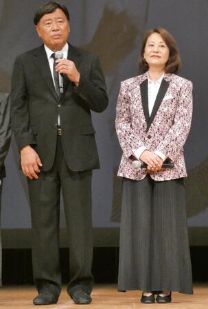 橋幸夫さんの一周忌特別公演に出演した夢グループの石田重廣社長、橋真由美さん（右）