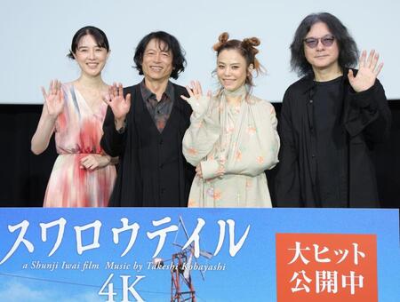 笑顔で手を振る（左から）伊藤歩、三上博史、Ｃｈａｒａ、岩井俊二監督（撮影・西岡正）