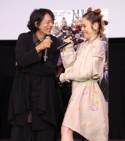 Ｃｈａｒａ（右）と仲良くトークする三上博史（撮影・西岡正）