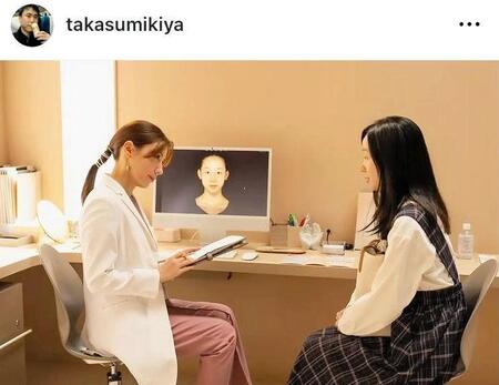 仲里依紗演じるカリスマ美容外科医。高須幹弥氏のインスタグラム＠ｔａｋａｓｕｍｉｋｉｙａより