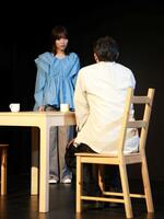 熱演する山口真帆と増本尚（手前）＝撮影・石井剣太郎