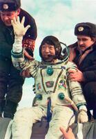 　日本人初の宇宙飛行を終え、ソユーズのカプセル上で手を振る秋山豊寛さん＝１９９０年