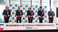 テープカットを行う（左から）明治安田の大崎能正常務、永島英器社長、根岸秋男会長、日建設計の大松敦社長、明治安田の増田宏伸不動産部長