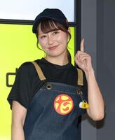 会見でポーズを決めるももいろクローバーＺ・佐々木彩夏（撮影・西岡正）