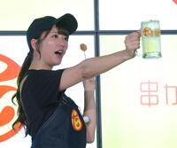 たらこ串を持ち、ジョッキで乾杯するももいろクローバーＺの佐々木彩夏（撮影・西岡正）