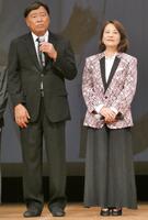 橋幸夫さんの一周忌特別公演に出演した夢グループの石田重廣社長、橋真由美さん（右）