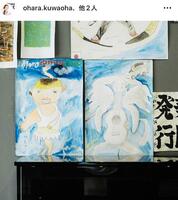 リビングの壁の一部は、画鋲が刺せる素材を使用し、賞状や作品を飾るための専用スペースに。小原正子のインスタグラム＠ｏｈａｒａ．ｋｕｗａｏｈａ（８月１０日付）より