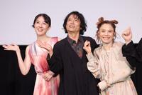 並んでポーズをとる（左から）伊藤歩、、三上博史、Ｃｈａｒａ（撮影・西岡正）