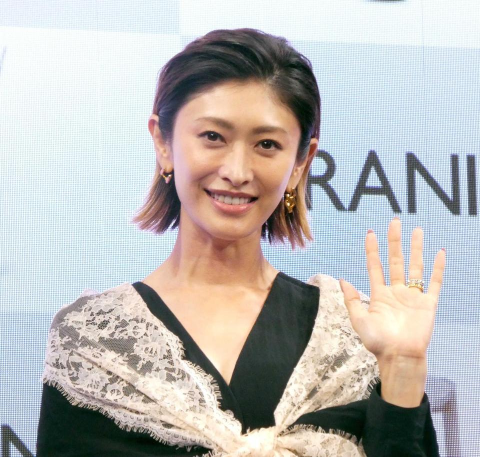 手を振る山田優