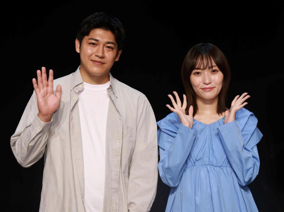 手を振る山口真帆（右）と増本尚（撮影・石井剣太郎）