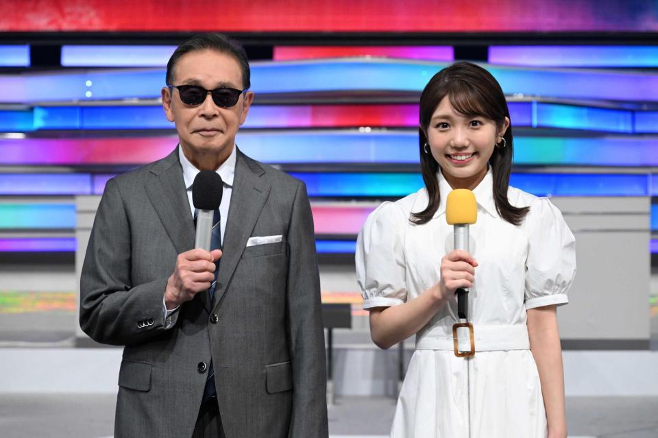 タモリ（左）とサブＭＣを務めるテレビ朝日・鈴木新彩アナウンサー