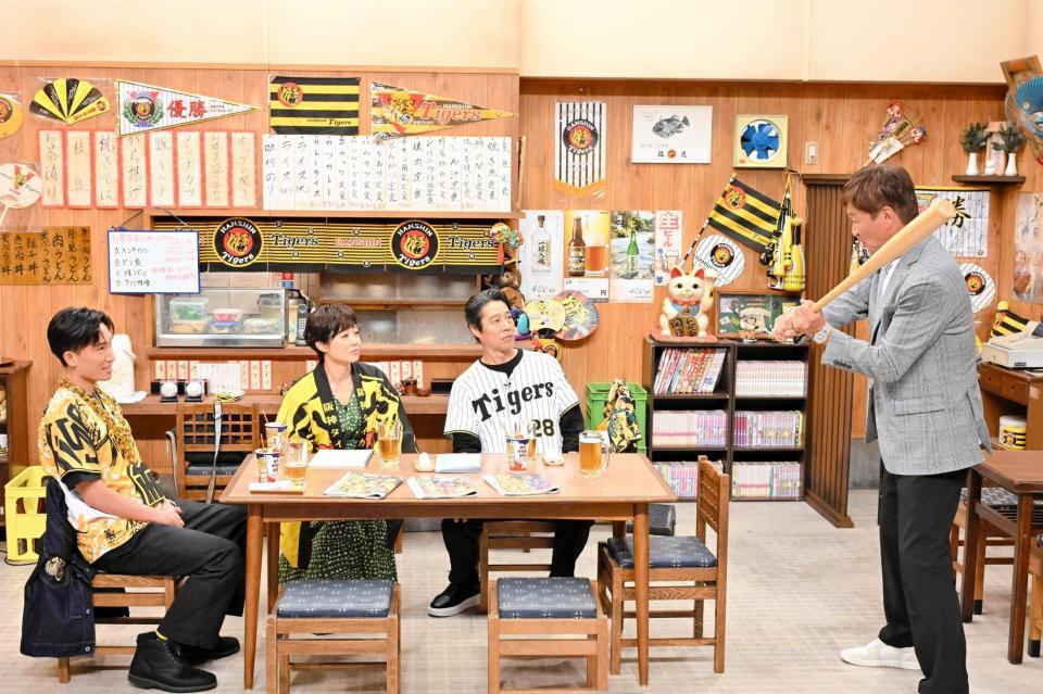 ＭＢＳテレビ「阪神ファンと集う～有働由美子の猛虎食堂」の収録に参加した（左から）桃田賢斗、有働由美子アナウンサー、堤真一、片岡篤史氏