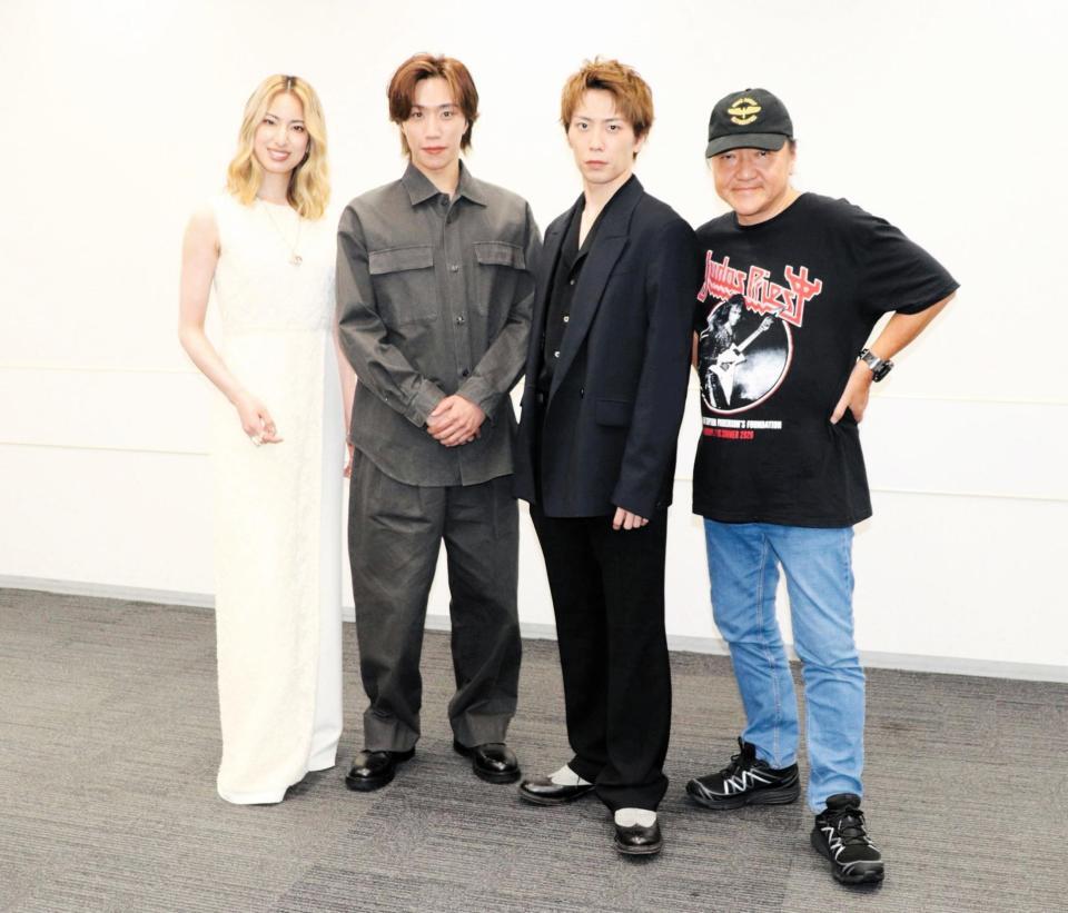 劇団☆新感線「髑髏城の七人　ＬＡＳＴ　ＳＴＡＮＤ」の取材会に出席した（左から）柚香光、早乙女太一、早乙女友貴、いのうえひでのり氏