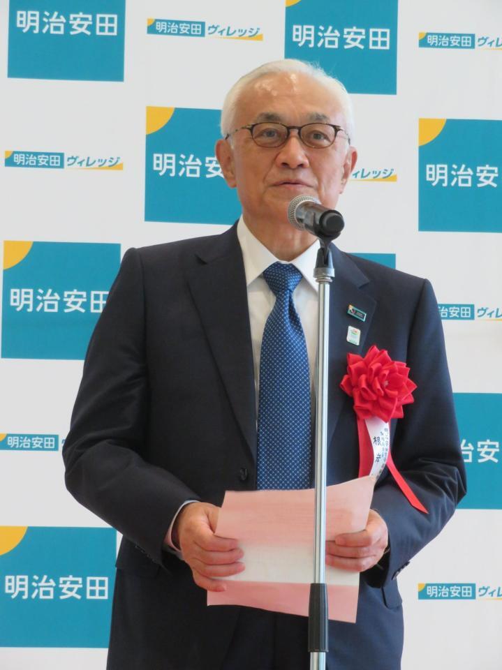 あいさつする根岸秋男会長