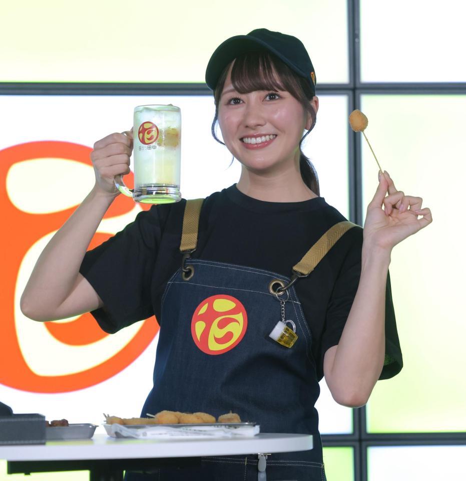 ジョッキとたらこを持ち、笑顔のももいろクローバーＺ・佐々木彩夏（撮影・西岡正）