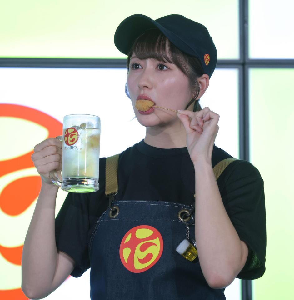 たらこ串を試食するももいろクローバーＺ・佐々木彩夏（撮影・西岡正）