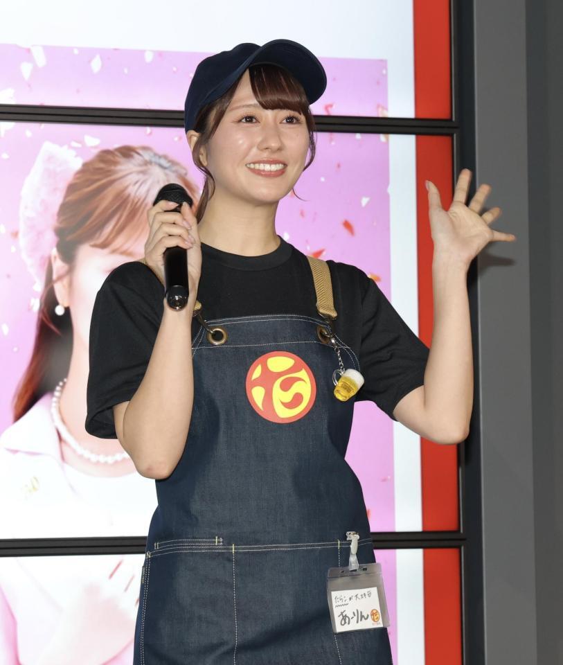 会見に登場するももいろクローバーＺの佐々木彩夏（撮影・西岡正）