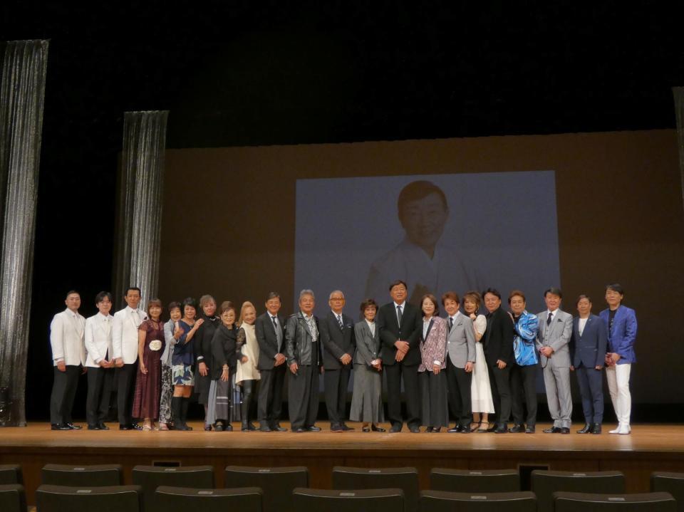 橋幸夫さんの一周忌特別公演に出演した橋真由美さん（左から１５人目）