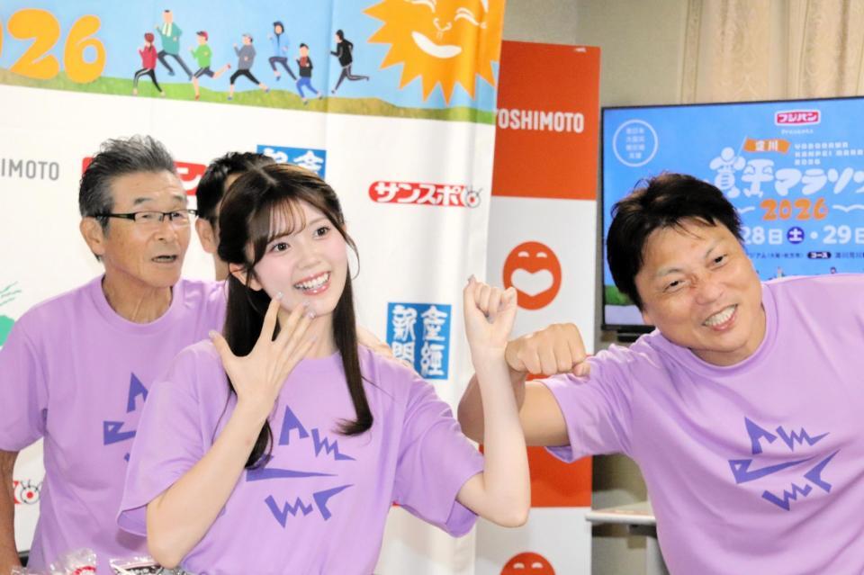 間寛平にツッコまれつつギャグを披露するサバンナ・八木真澄（右）とＮＭＢ４８・坂下真心