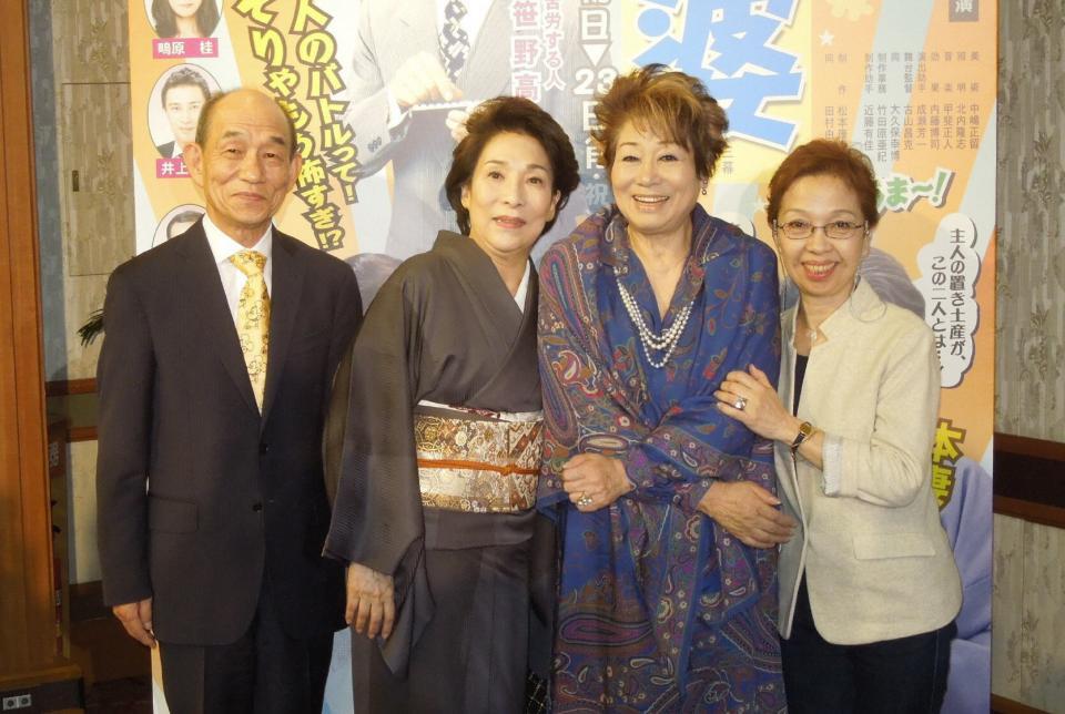 舞台についての取材に応じる（左から）笹野高史、波乃久里子、水谷八重子、沢田雅美＝２０１３年撮影
