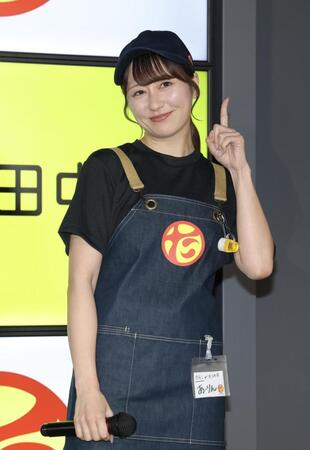 会見でポーズを決めるももいろクローバーＺの佐々木彩夏（撮影・西岡正）
