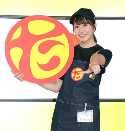 ロゴマークを手にポーズを決める佐々木彩夏（撮影・西岡正）