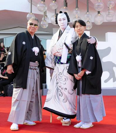 　レッドカーペットを歩いた（左から）三池崇史監督、市川團十郎、市川新之助（Ｃ）Ｋａｚｕｋｏ　Ｗａｋａｙａｍａ