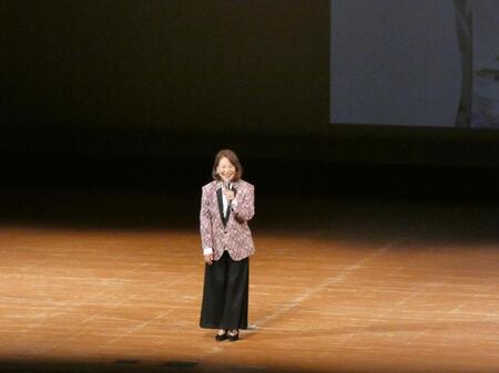 橋幸夫さんの一周忌特別公演に出演した橋真由美さん