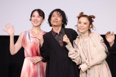 並んでポーズをとる（左から）伊藤歩、三上博史、Ｃｈａｒａ（撮影・西岡正）