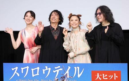 　笑顔でポーズをとる（左から）伊藤歩、三上博史、Ｃｈａｒａ、岩井俊二監督