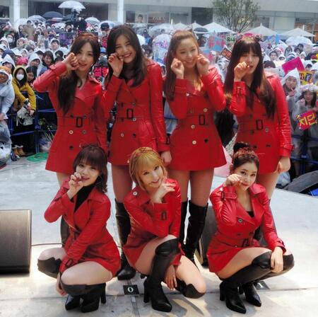 ２０１５年の日本来日時のＡＯＡ（前列左から）ジミン、チョア、ユナ（後列左から）ミナ、ヘジョン、ソリョン、チャンミ