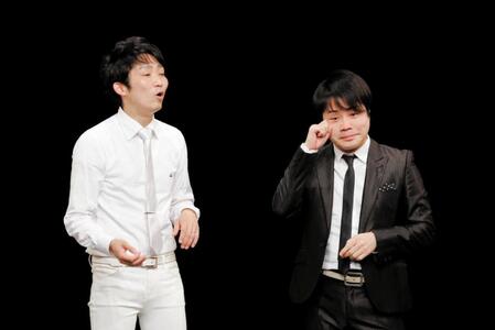 復帰舞台でファンの声援に涙を浮かべるＮＯＮ　ＳＴＹＬＥの井上裕介と相方の石田明＝２０１７年