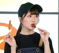串揚げを試食する佐々木彩夏（撮影・西岡正）