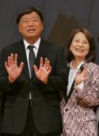 橋幸夫さんの一周忌特別公演に出演した夢グループの石田重廣社長（左）、橋真由美さん