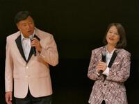 「いつでも夢を」を歌唱した夢グループの石田重廣社長（左）、橋真由美さん