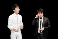 復帰舞台でファンの声援に涙を浮かべるＮＯＮ　ＳＴＹＬＥの井上裕介と相方の石田明＝２０１７年