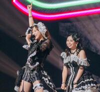 秋のコンサートツアーで卒業するモーニング娘。’２６の小田さくら（左）