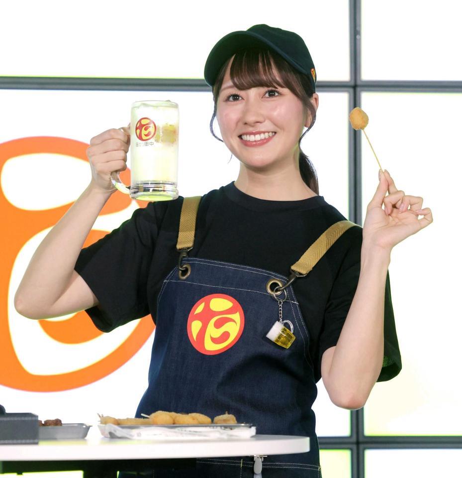 串揚げとジョッキを手に笑顔の佐々木彩夏（撮影・西岡正）