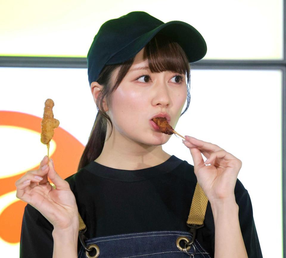 串揚げを試食する佐々木彩夏（撮影・西岡正）