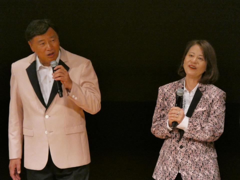 「いつでも夢を」を歌唱した夢グループの石田重廣社長（左）、橋真由美さん