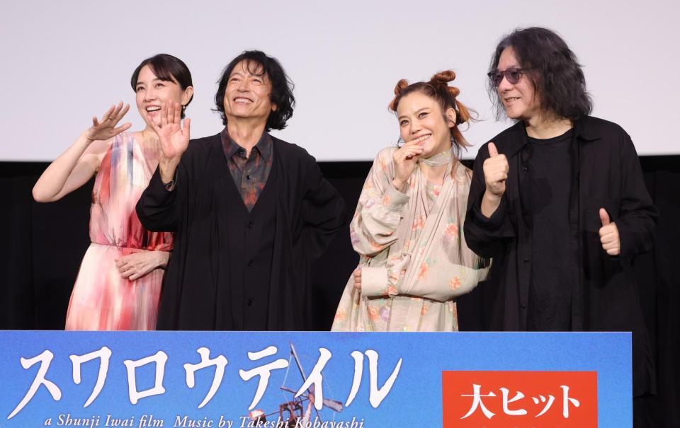 笑顔でポーズをとる（左から）伊藤歩、三上博史、Ｃｈａｒａ、岩井俊二監督（撮影・西岡正）