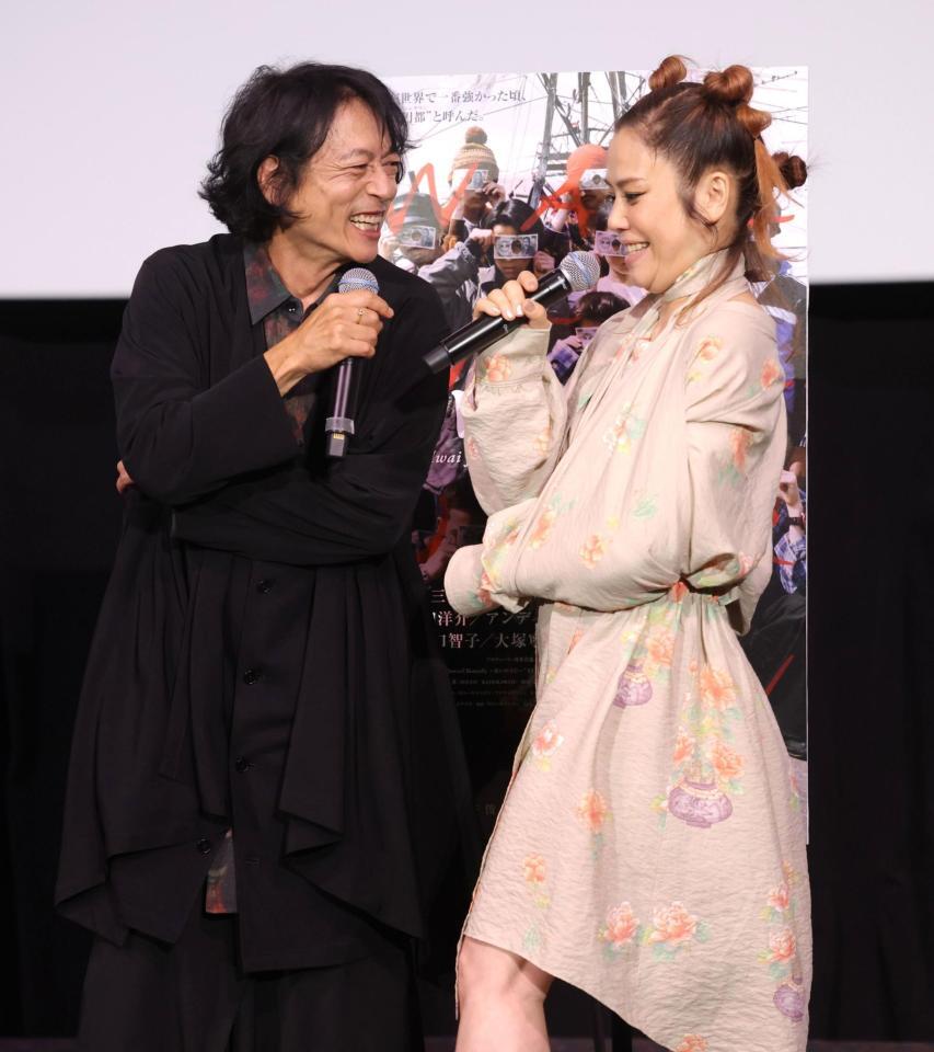 Ｃｈａｒａ（右）と仲良くトークする三上博史（撮影・西岡正）