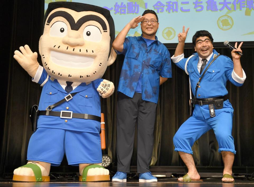 キャラと一緒に撮影に応じる（左から）落合福嗣、インポッシブル・ひるちゃん＝東京・浅草花劇場（撮影・千葉大輝）