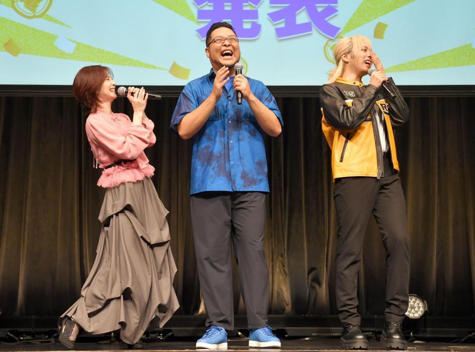 笑顔を見せる（左から）Ｍ・Ａ・Ｏ、落合福嗣、蒼井翔太＝東京・浅草花劇場（撮影・千葉大輝）