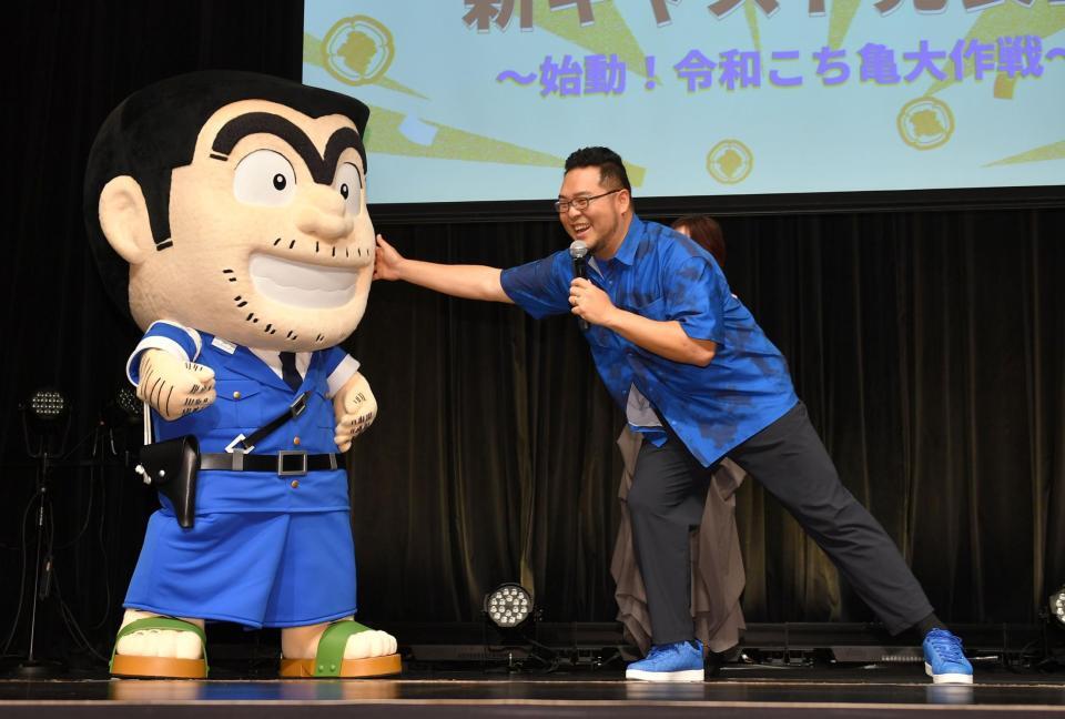 登場したキャラのさわり心地を確かめる、落合福嗣（撮影・千葉大輝）