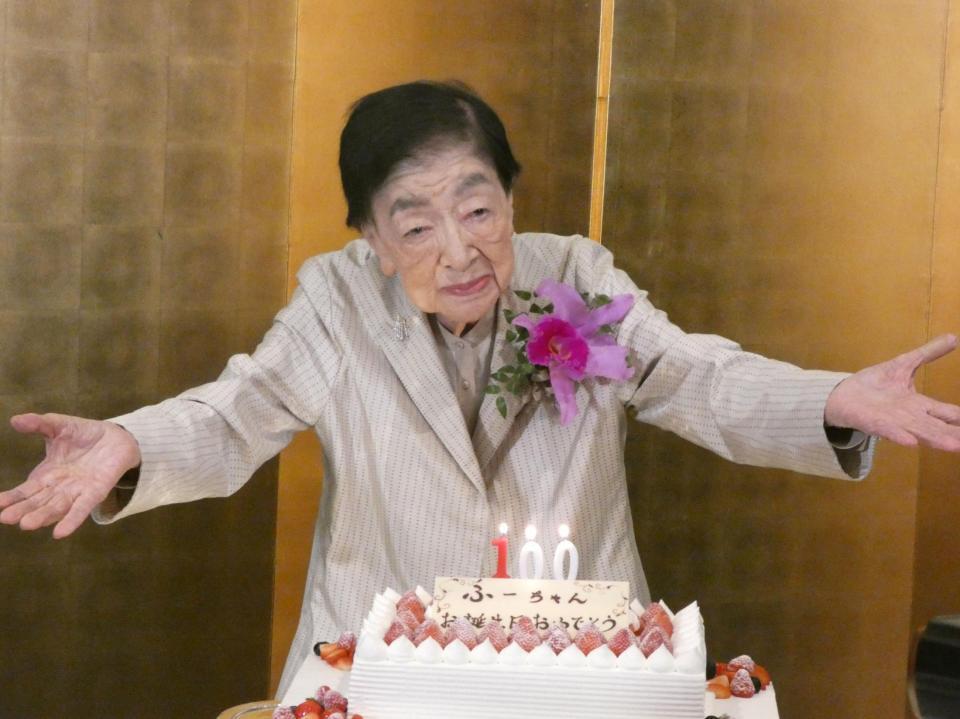 満１００歳を迎え「百寿を祝う会」に出席した石井ふく子氏＝１日